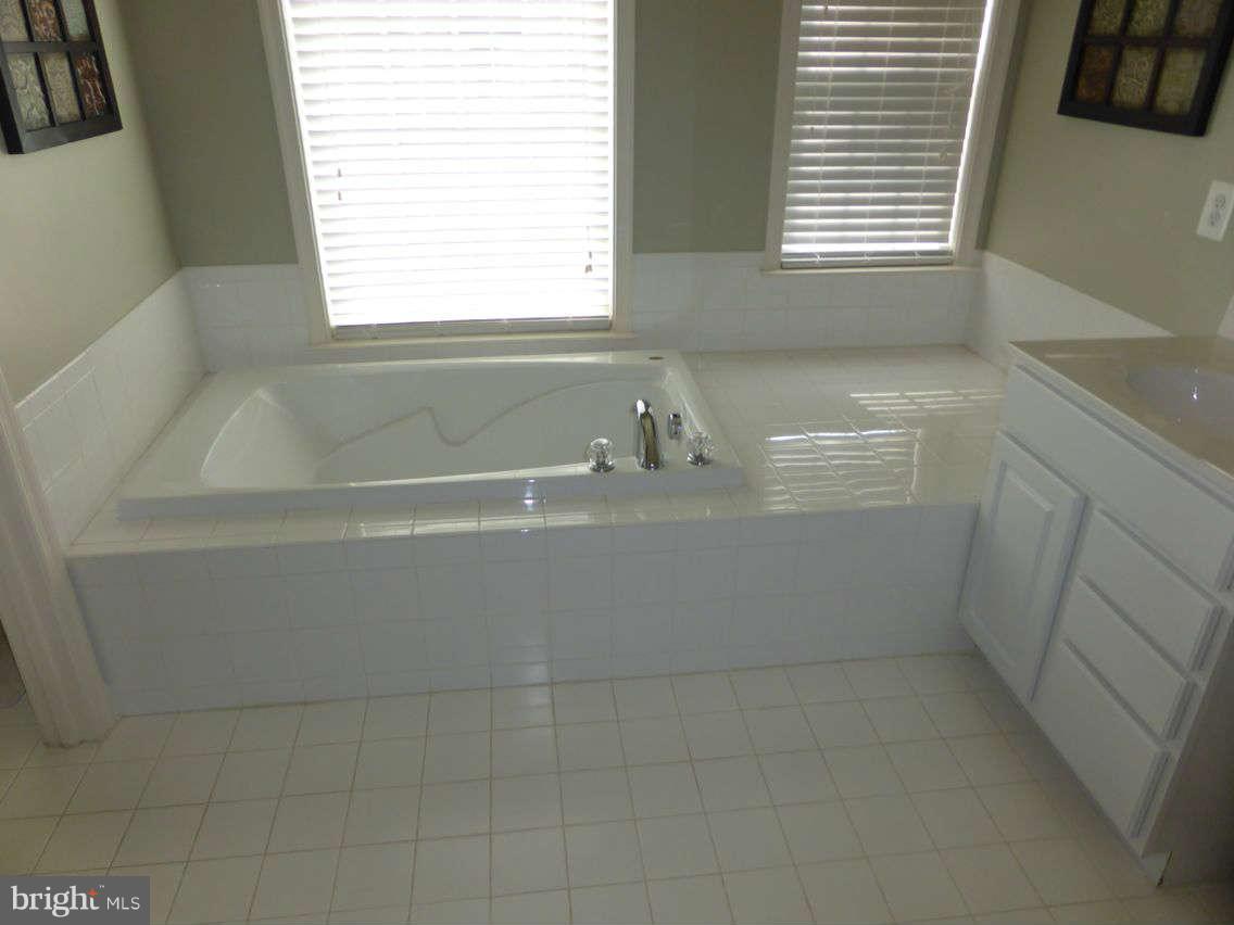 7561 Rio Grande Way Gainesville, VA 20155 - Photo 10 of 13 Bath (Master)