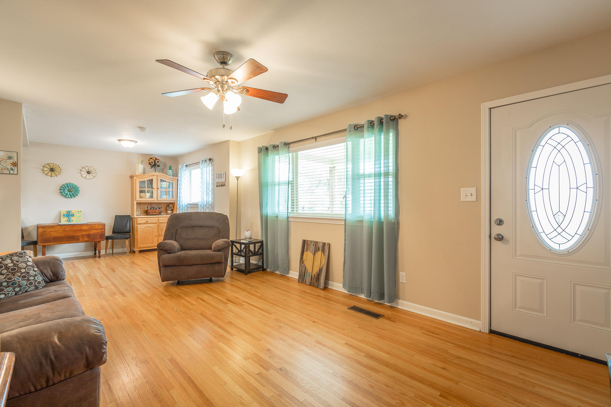 1611 Prater Road Chattanooga, TN 37412 - Photo 3 of 43 Living Room