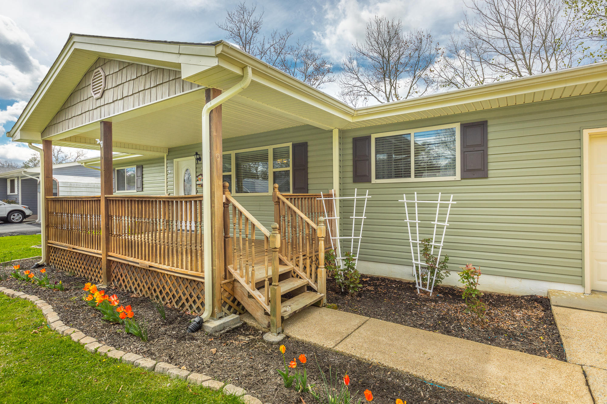 1611 Prater Road Chattanooga, TN 37412 - Photo 31 of 43 Roses, Tulips...