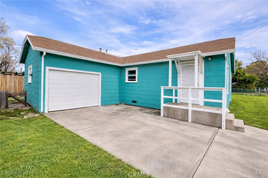 633 East Walnut Street Willows, CA 95988 - Photo 18 of 21 a view front of house with yard and entertaining space