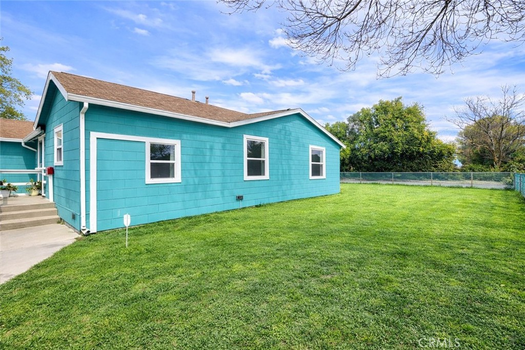 633 East Walnut Street Willows, CA 95988 - Photo 19 of 21 a backyard of a house with lots of green space