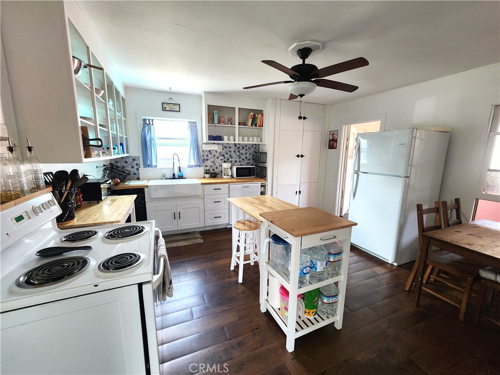 633 East Walnut Street Willows, CA 95988 - Photo 20 of 21 a living room with stainless steel appliances kitchen island granite countertop furniture and a kitchen view