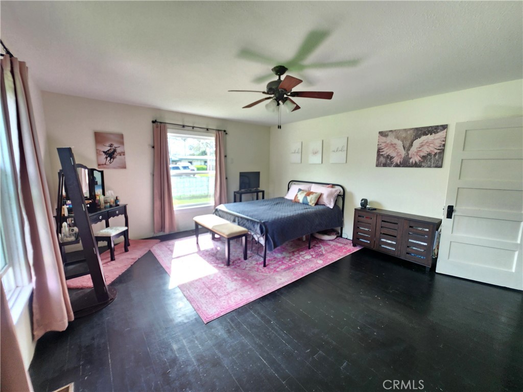 633 East Walnut Street Willows, CA 95988 - Photo 7 of 21 a living room with furniture and a flat screen tv