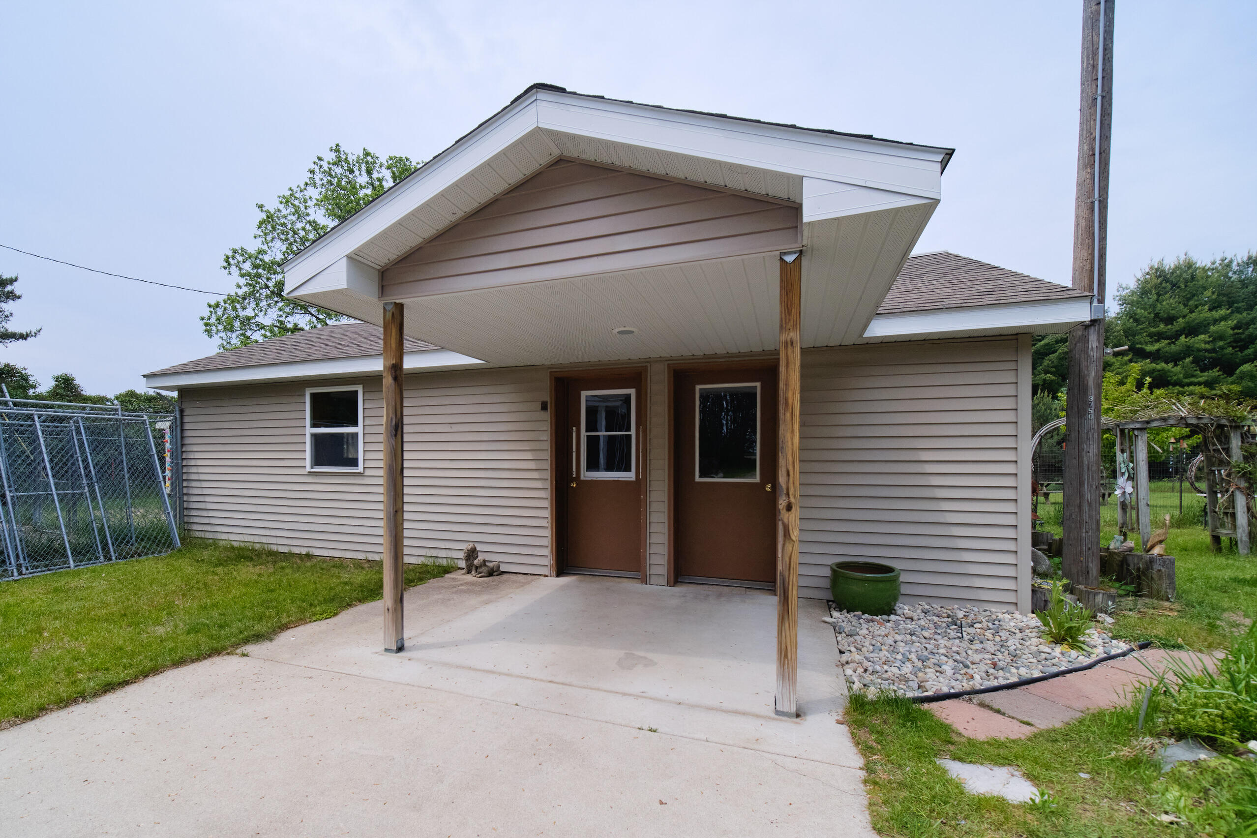 3750 River Road Manistee, MI 49660 - Photo 41 of 60 Entrance to grooming shop
