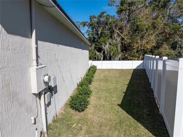 a view of a backyard