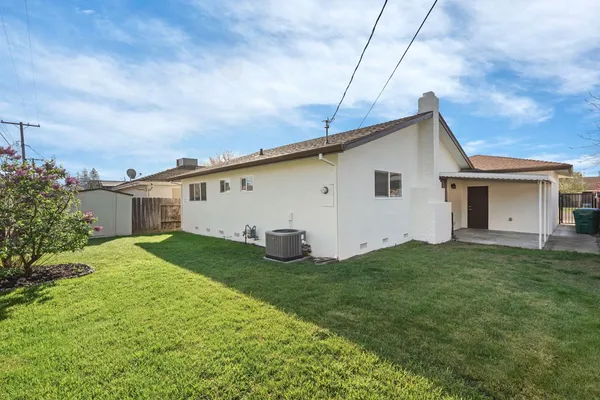 a view of a house with backyard