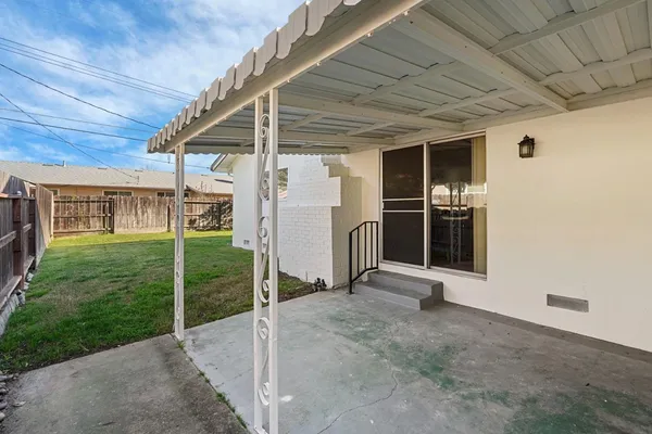a view of a house with backyard and porch
