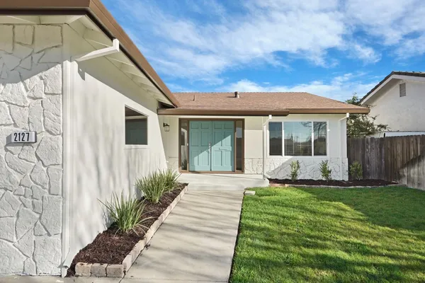 a view of a house with a yard
