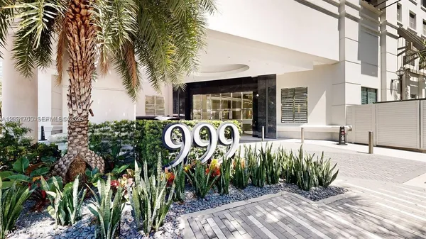 $5,200 | 999 Southwest 1st Avenue, Unit 2517, Miami, FL 33130