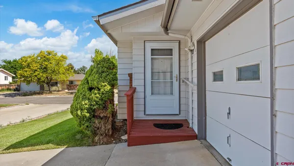 a view of entryway of a house