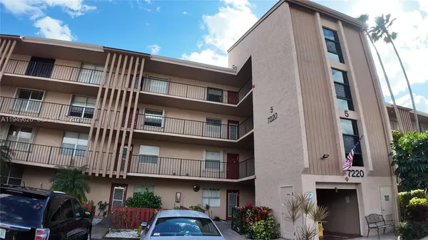 $2,000 | 7220 Lake Cir Drive, Unit 203, Margate, FL 33063