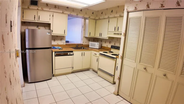 $2,000 | 7220 Lake Cir Drive, Unit 203, Margate, FL 33063