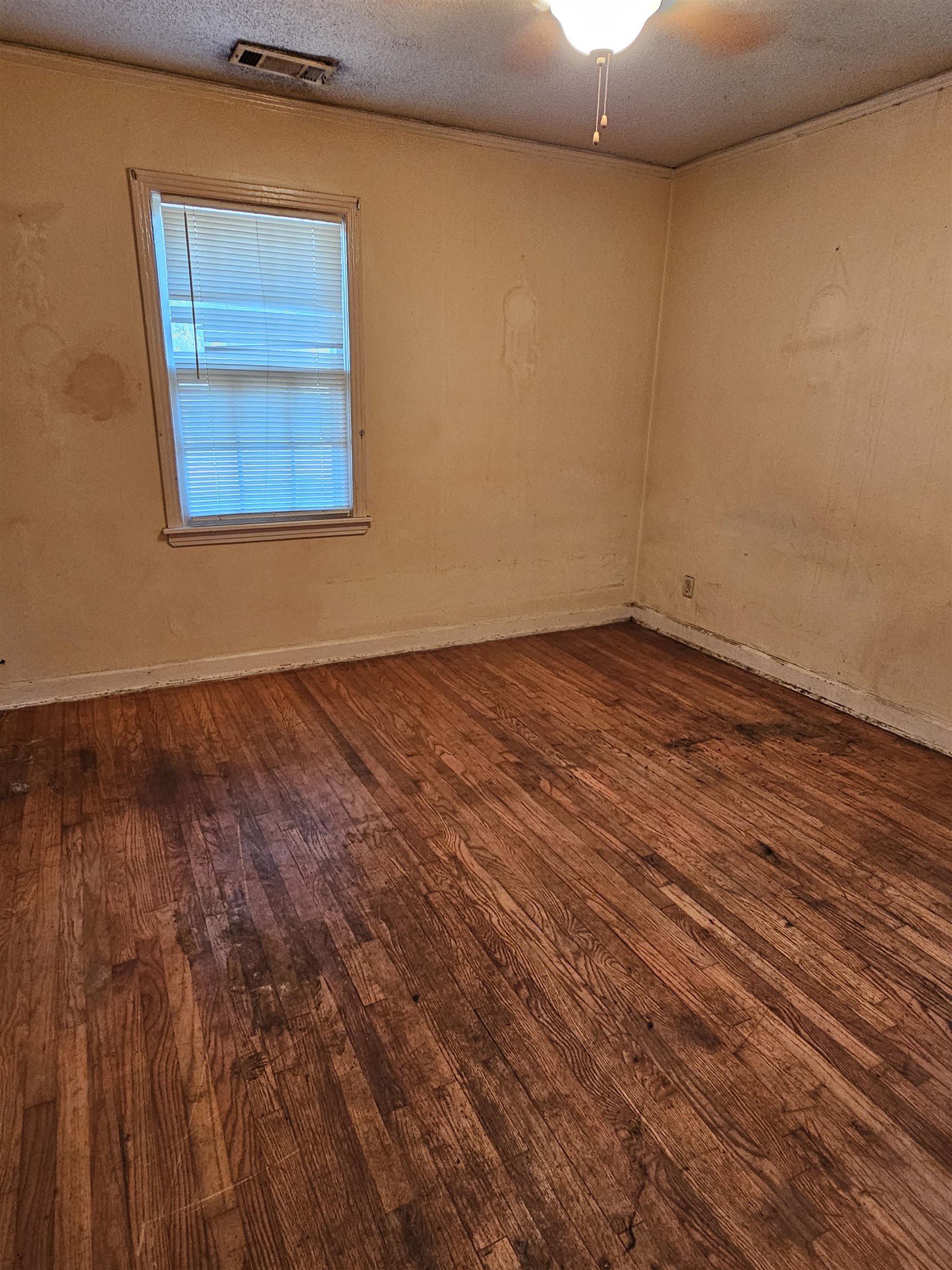 1196 Wells Station Road Memphis, TN 38122 - Photo 1 of 20 Gallery Image 1