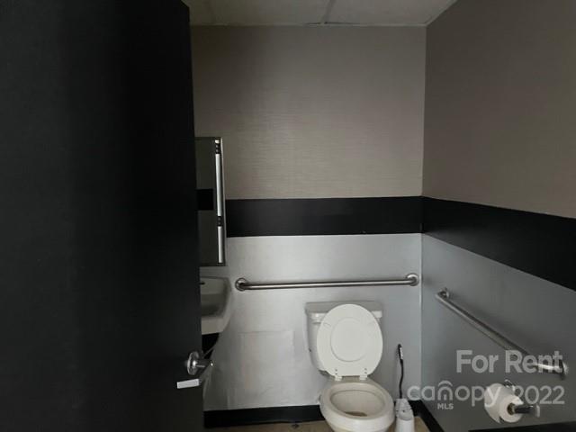 3390 South New Hope Road Gastonia, NC 28056 - Photo 11 of 26 a bathroom with a toilet and a sink