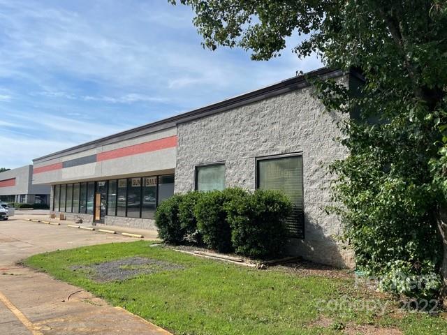 3390 South New Hope Road Gastonia, NC 28056 - Photo 2 of 26 a front view of a house with garden