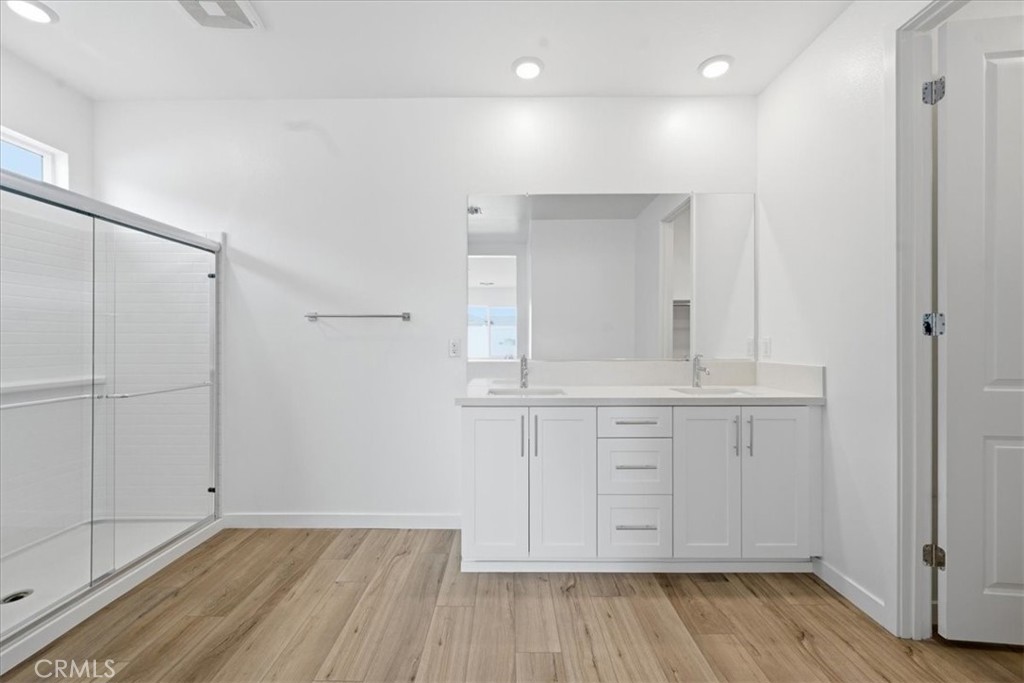 42957 56th Street West Lancaster, CA 93536 - Photo 27 of 40 a bathroom with a sink and a mirror