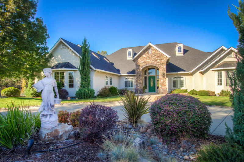 10352 White Star Road Redding, CA 96001 - Photo 1 of 1 a front view of a house with a yard