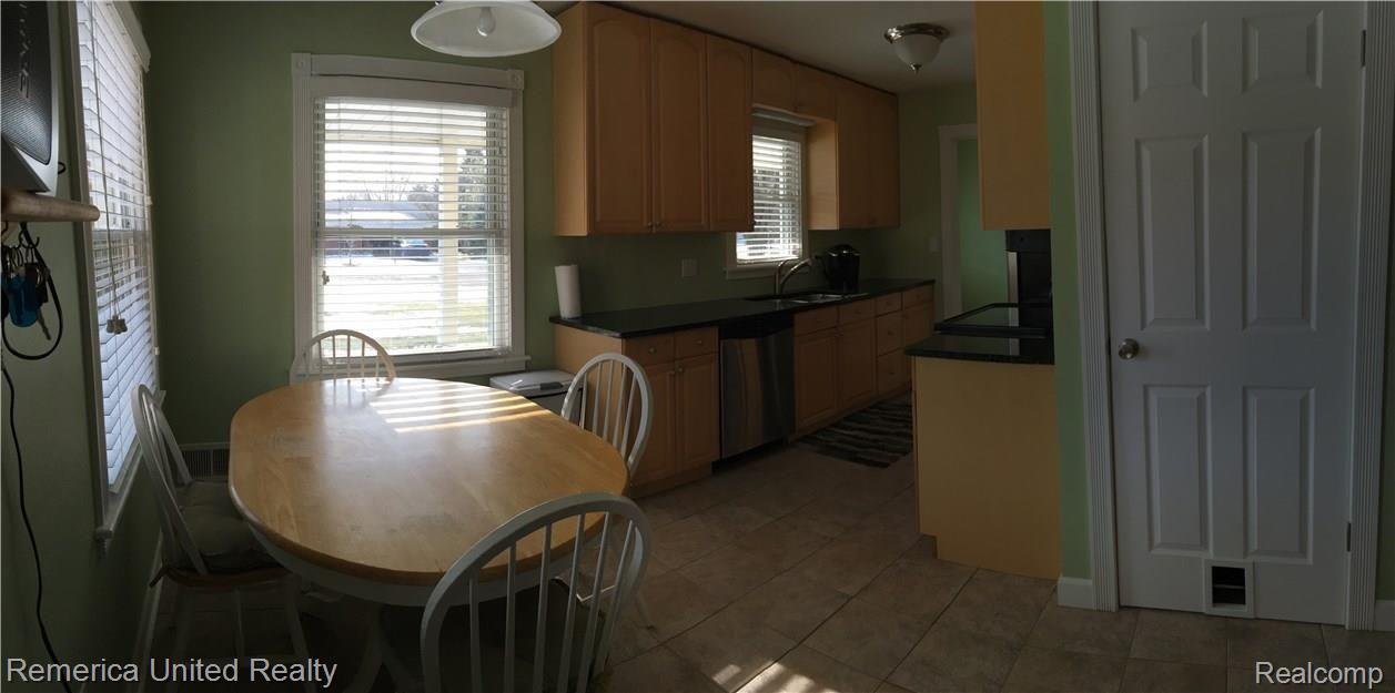 28348 Westerleigh Road Farmington, MI 48334 - Photo 9 of 15 Generous eating area