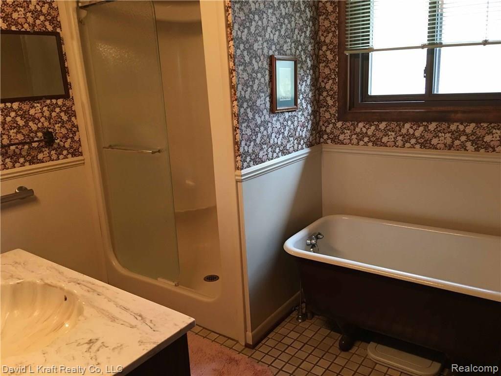 6621 Lake Road Caseville, MI 48725 - Photo 10 of 13 6621LakeBathroom.jpg