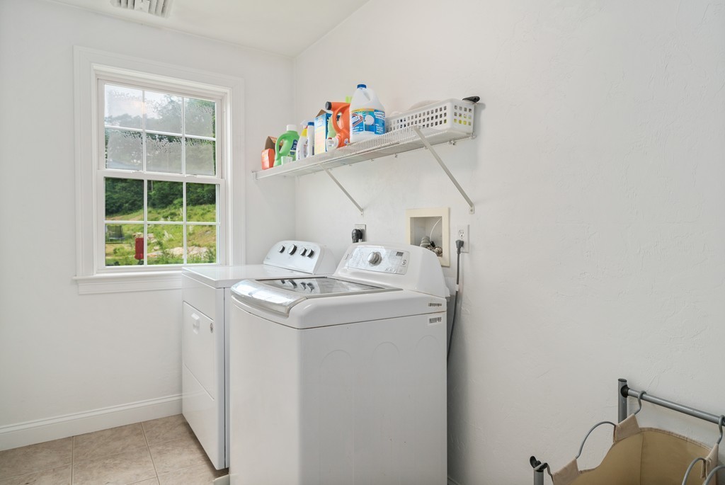 36 Draper Woods Road Sturbridge, MA 01518 - Photo 20 of 25 a utility room with dryer and washer