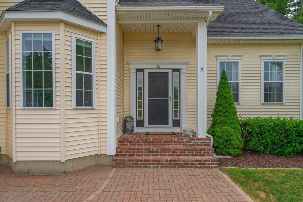 36 Draper Woods Road Sturbridge, MA 01518 - Photo 2 of 25 a front view of a house with a garden