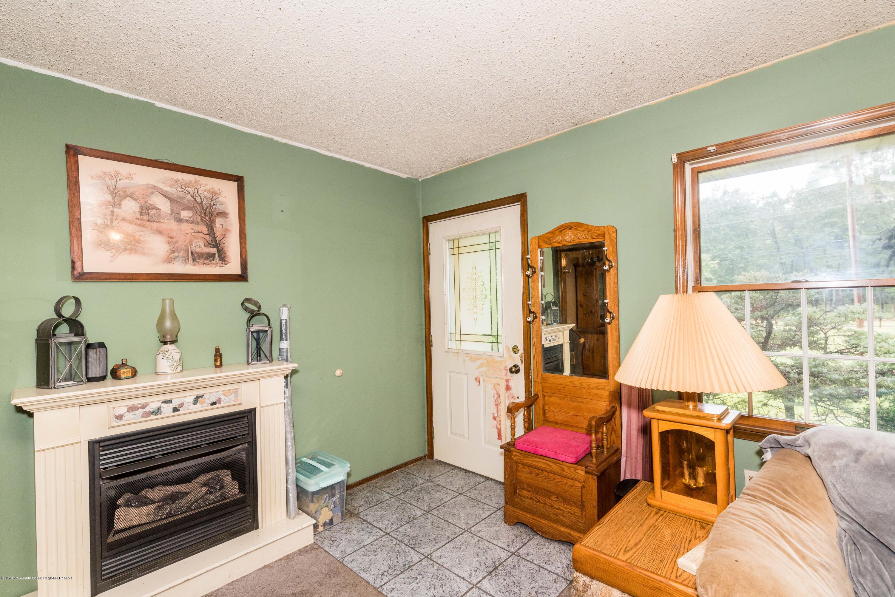631 Monmouth Road Cream Ridge, NJ 08514 - Photo 2 of 18 Foyer