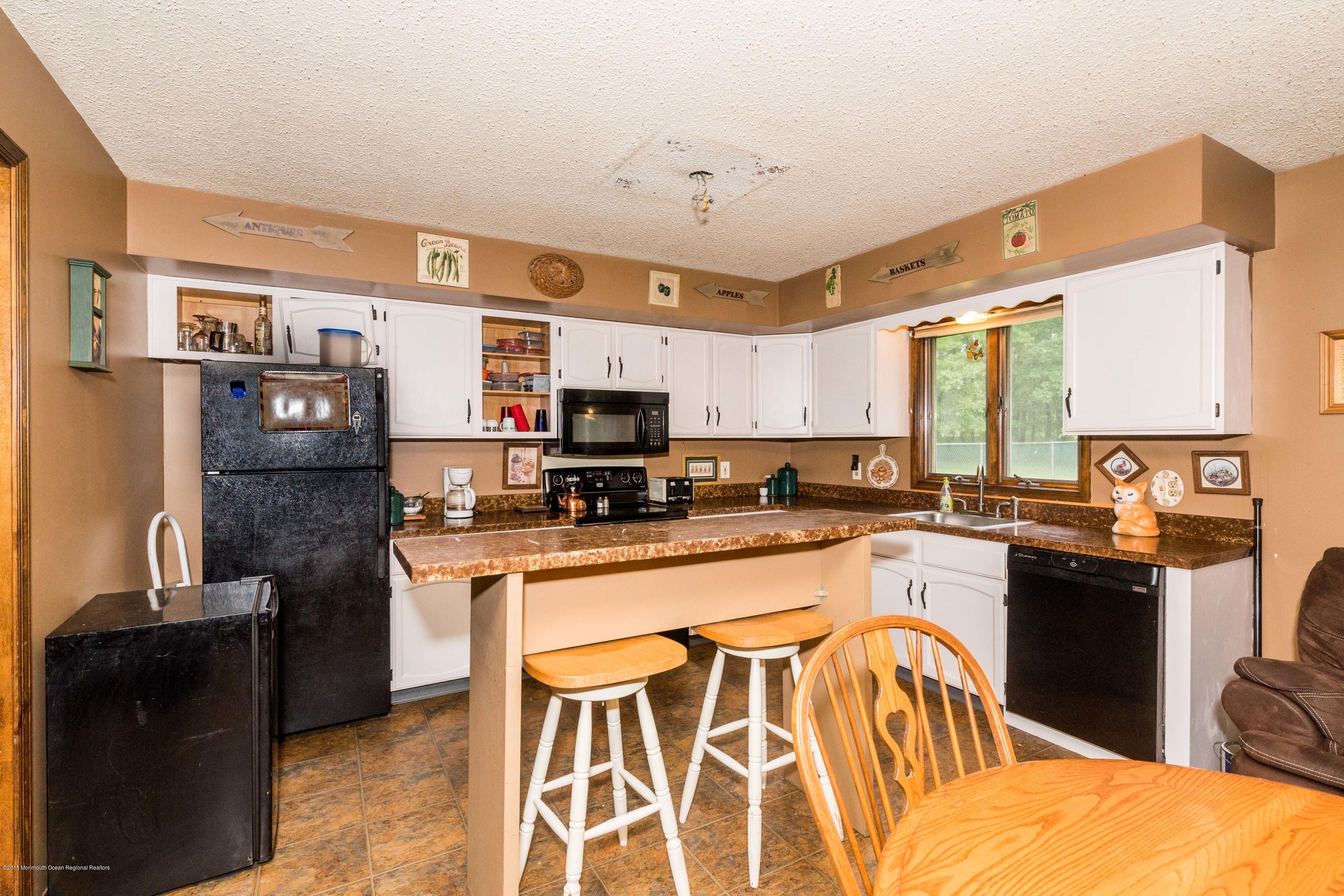 631 Monmouth Road Cream Ridge, NJ 08514 - Photo 5 of 18 Kitchen Close-up