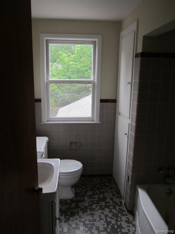 254 Merriweather Road Grosse Pointe, MI 48236 - Photo 9 of 17 Bathroom.JPG
