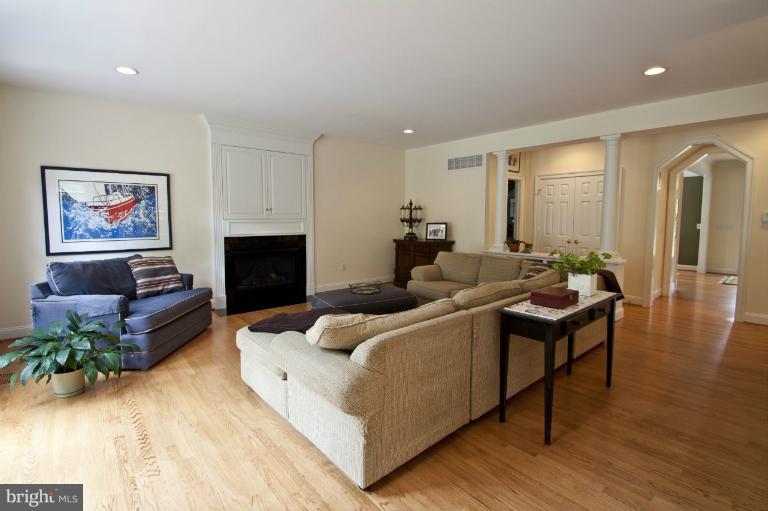 934 Hilltop Road Arnold, MD 21012 - Photo 19 of 30 Family Room