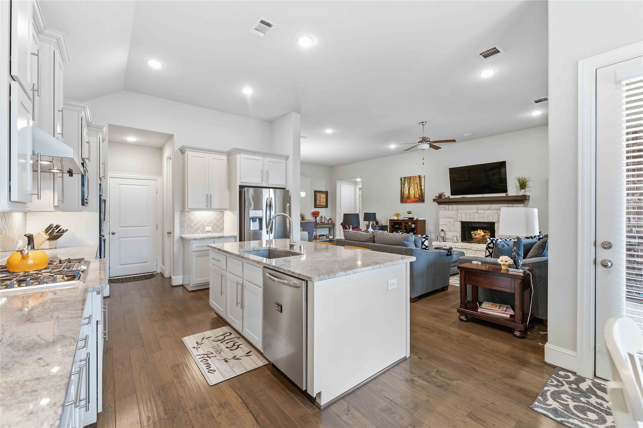 10127 Cooper's Hawk Way Conroe, TX 77385 - Photo 12 of 35 A bright chef's kitchen featuring sleek stainless steel appliances, double ovens, and plenty of cabinet and counter space, as well as a walk in pantry.