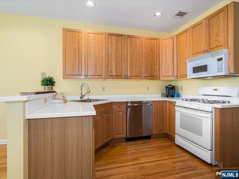 17 Pacio Court, Unit 2017 Roseland, NJ 07068 - Photo 14 of 38