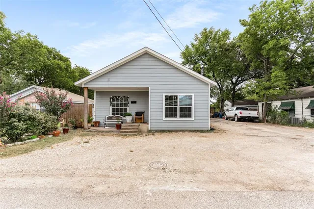 a view of a house with backyard and sitting area