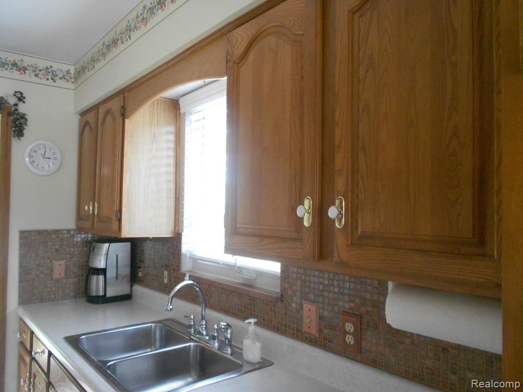 36824 Pinewood Road Wayne, MI 48184 - Photo 2 of 41 DSCN2365.jpg