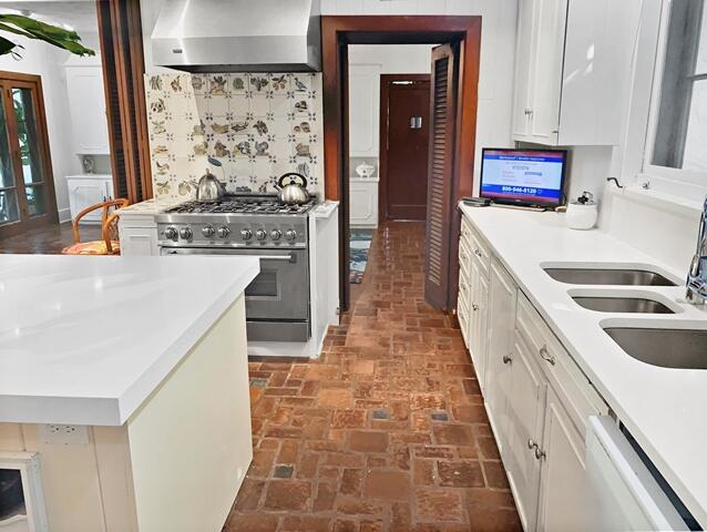 Undisclosed Address Palm Beach, FL 33480 - Photo 10 of 33 Kitchen