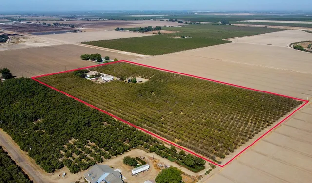 a view of a tennis court