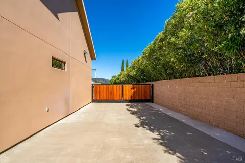 a view of a backyard