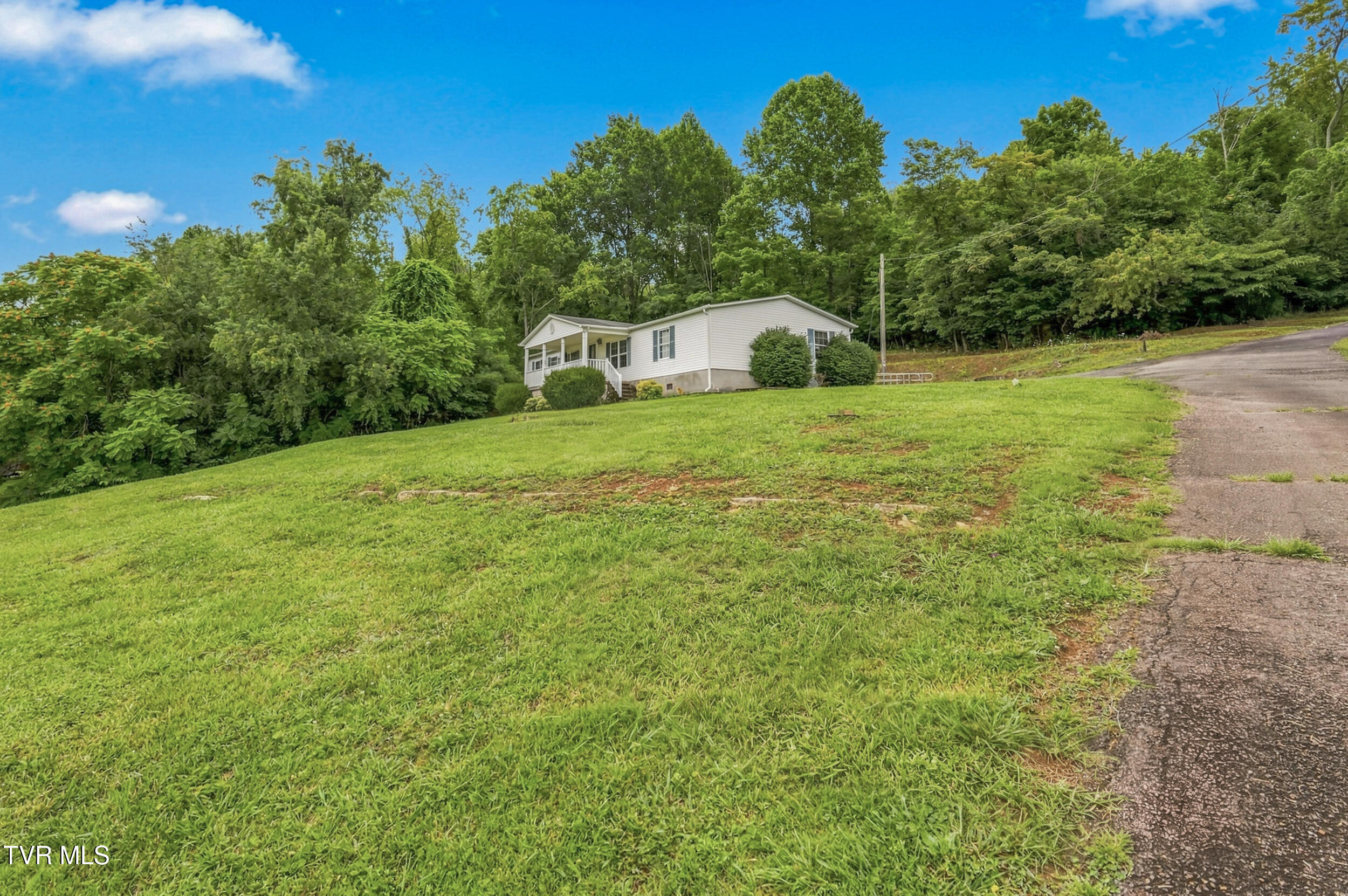 12018 Dettor Road Bristol, VA 24202 - Photo 4 of 26 dsc_0847_autoremove_46637125 copy