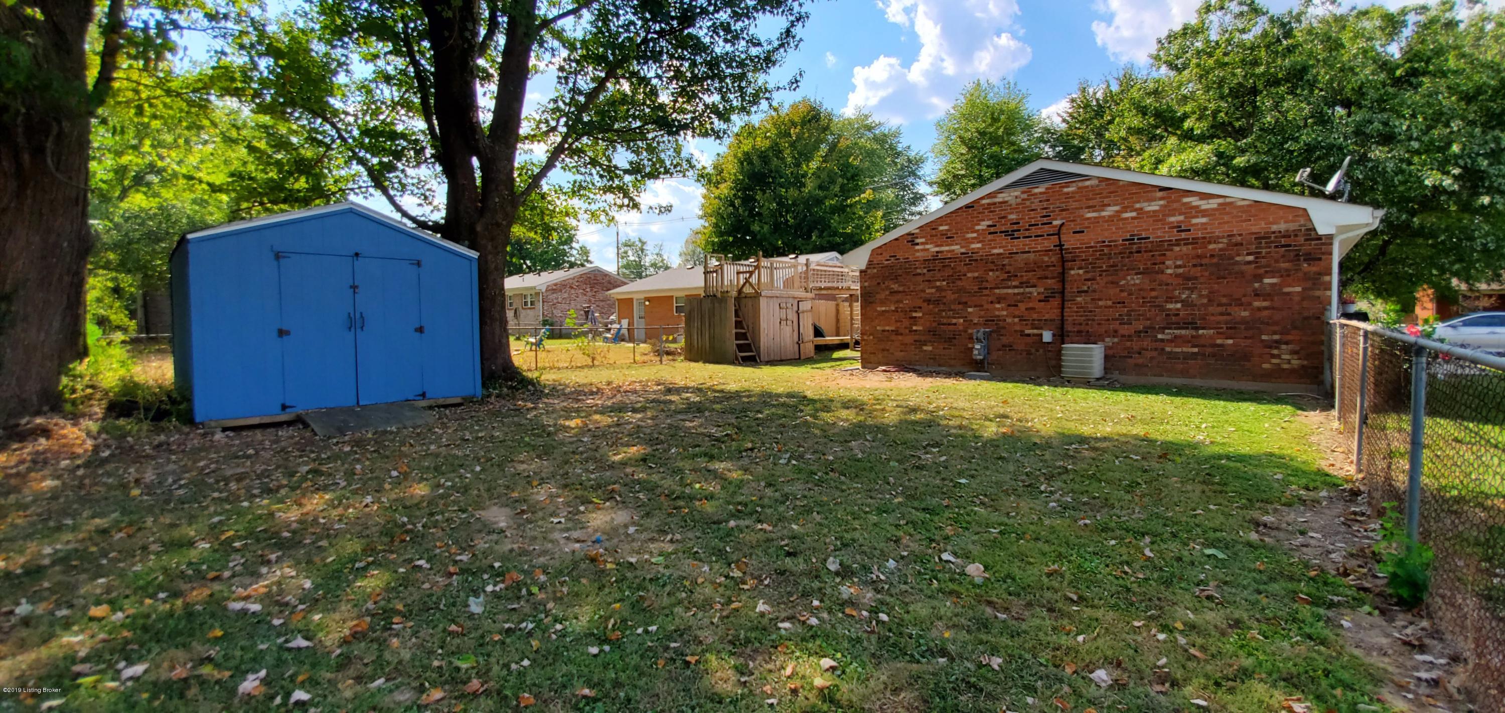 603 Overlook Road Louisville, KY 40229 - Photo 15 of 20 Large side yard