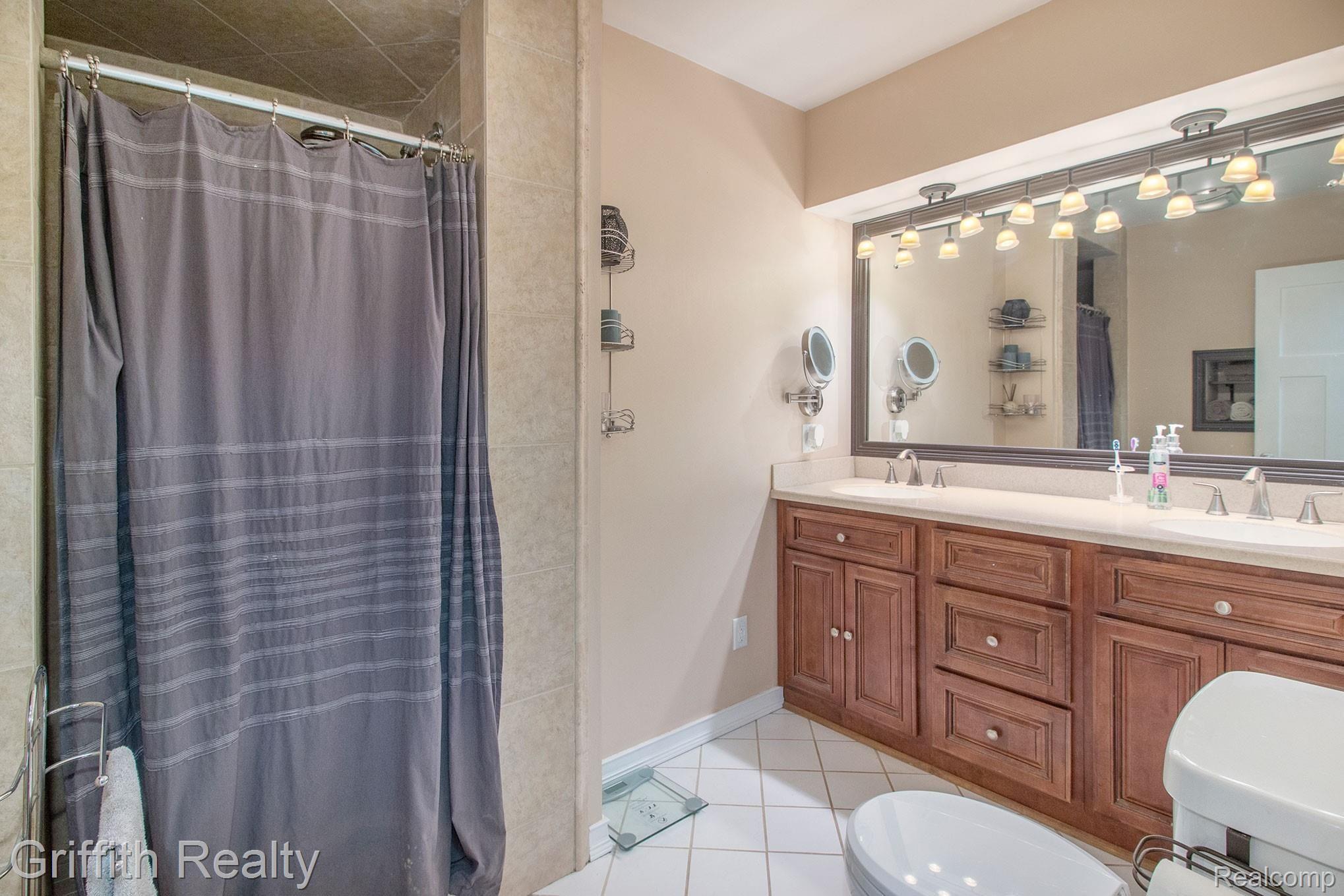 333 Inverness Street Howell, MI 48843 - Photo 14 of 22 Master bathroom.jpg