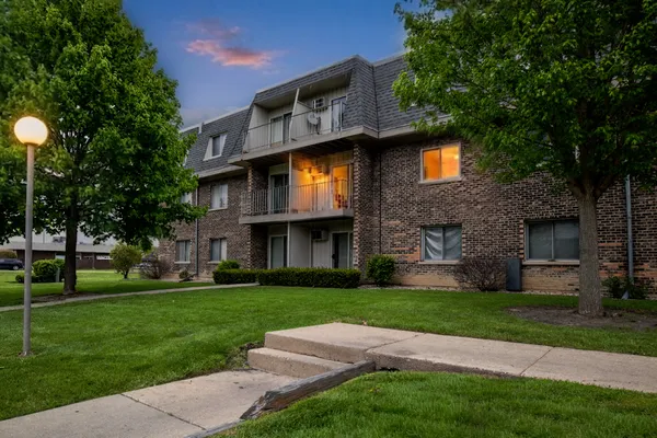 $190,000 | 876 Blossom Lane, Unit 203, Prospect Heights, IL 60070