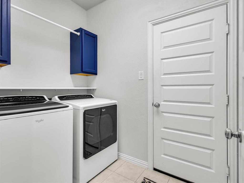 916 Monarch Lane Celina, TX 75009 - Photo 20 of 26 a utility room with washer and dryer