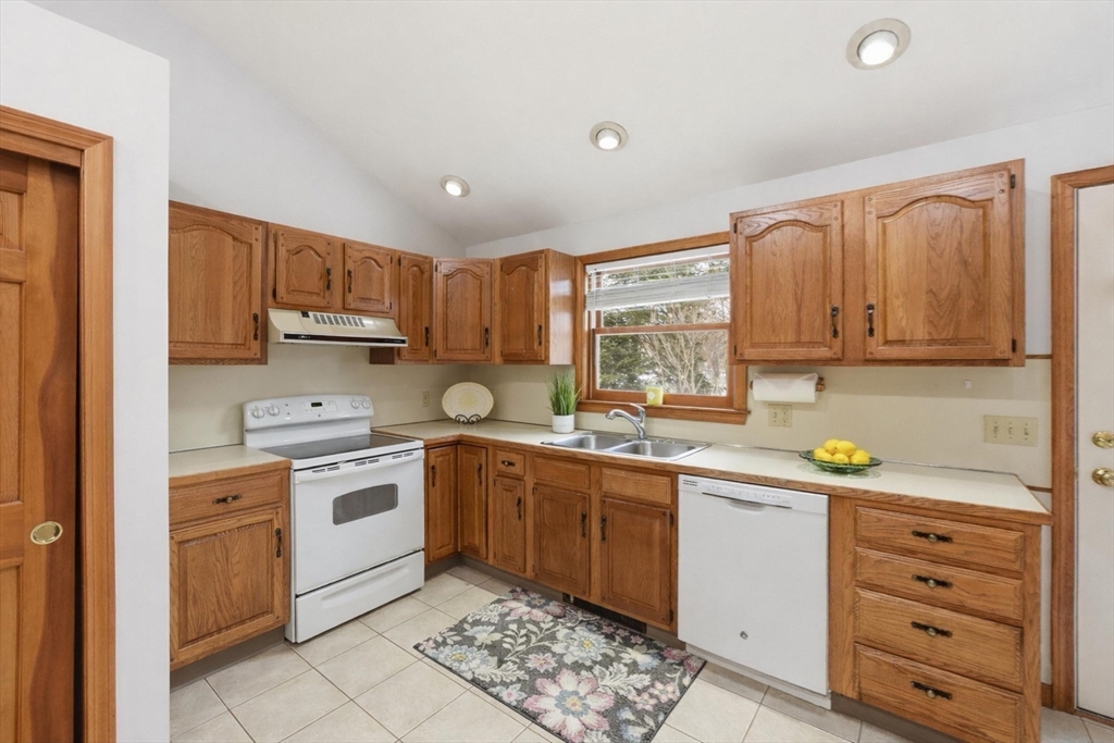 28 Nonquit Street Worcester, MA 01604 - Photo 34 of 42