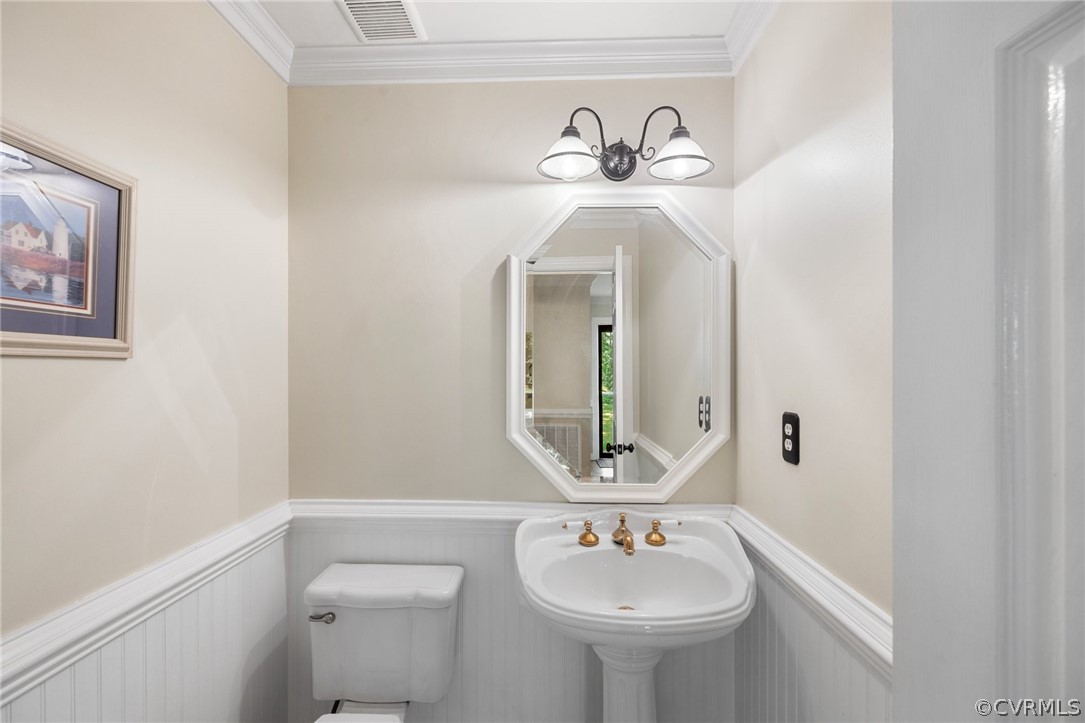13817 Shadow Ridge Road Midlothian, VA 23112 - Photo 10 of 34 a bathroom with a sink and a mirror