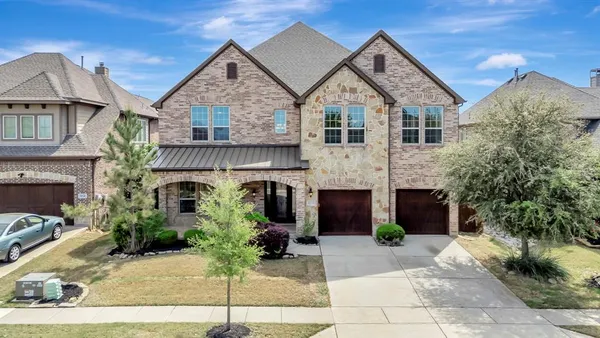 a view of a yard in front of house