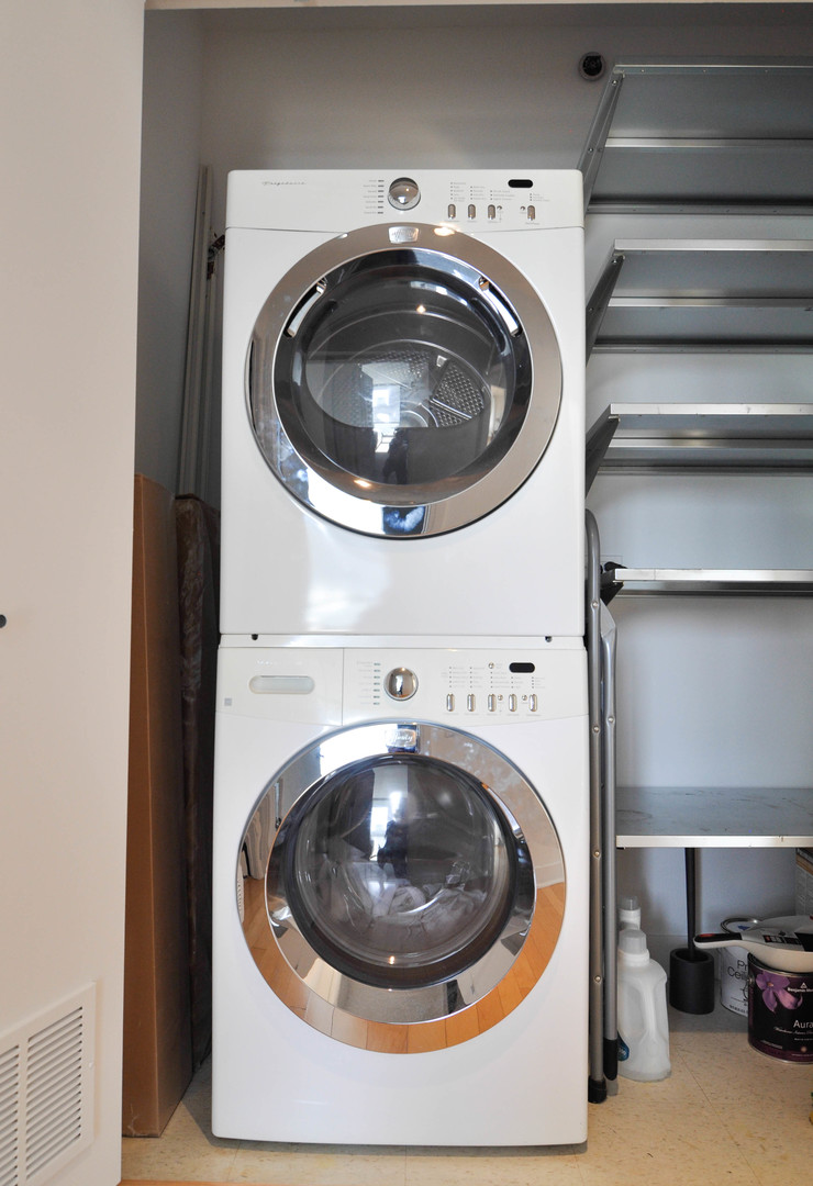 8 East Randolph Street, Unit 2807 Chicago, IL 60601 - Photo 26 of 37 a utility room with dryer and washer