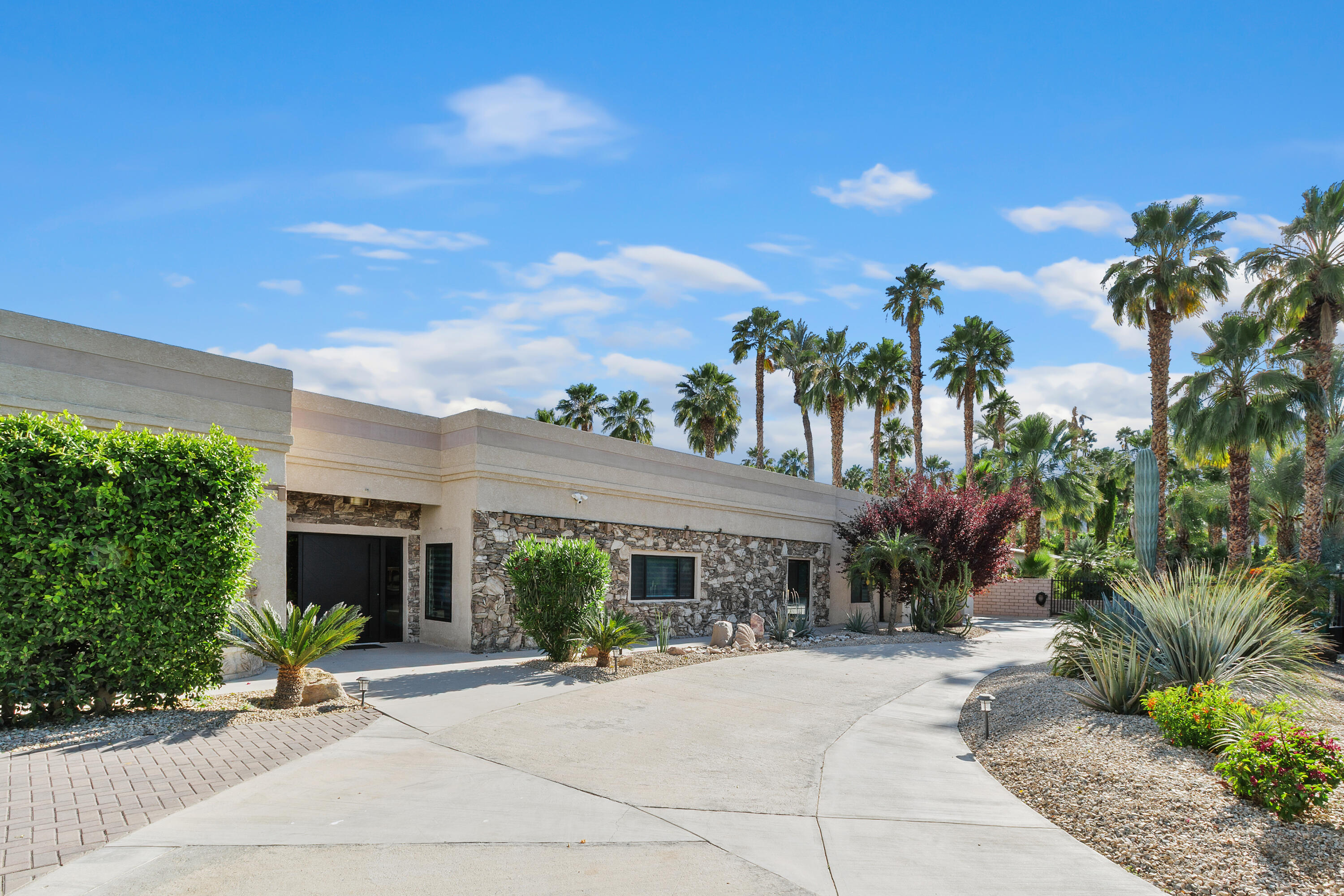 72114 Follansbee Road Rancho Mirage, CA 92270 - Photo 1 of 66 75_12065772_EI-185237-315