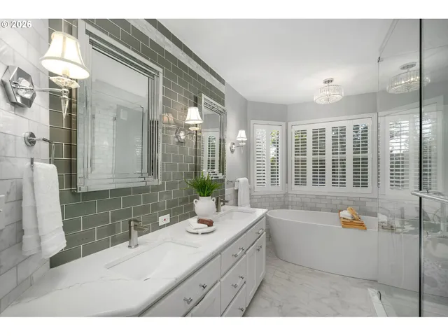 $799,000 | 6703 Southwest Moonshadow Court, Portland, OR 97223