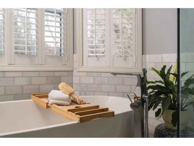 $799,000 | 6703 Southwest Moonshadow Court, Portland, OR 97223