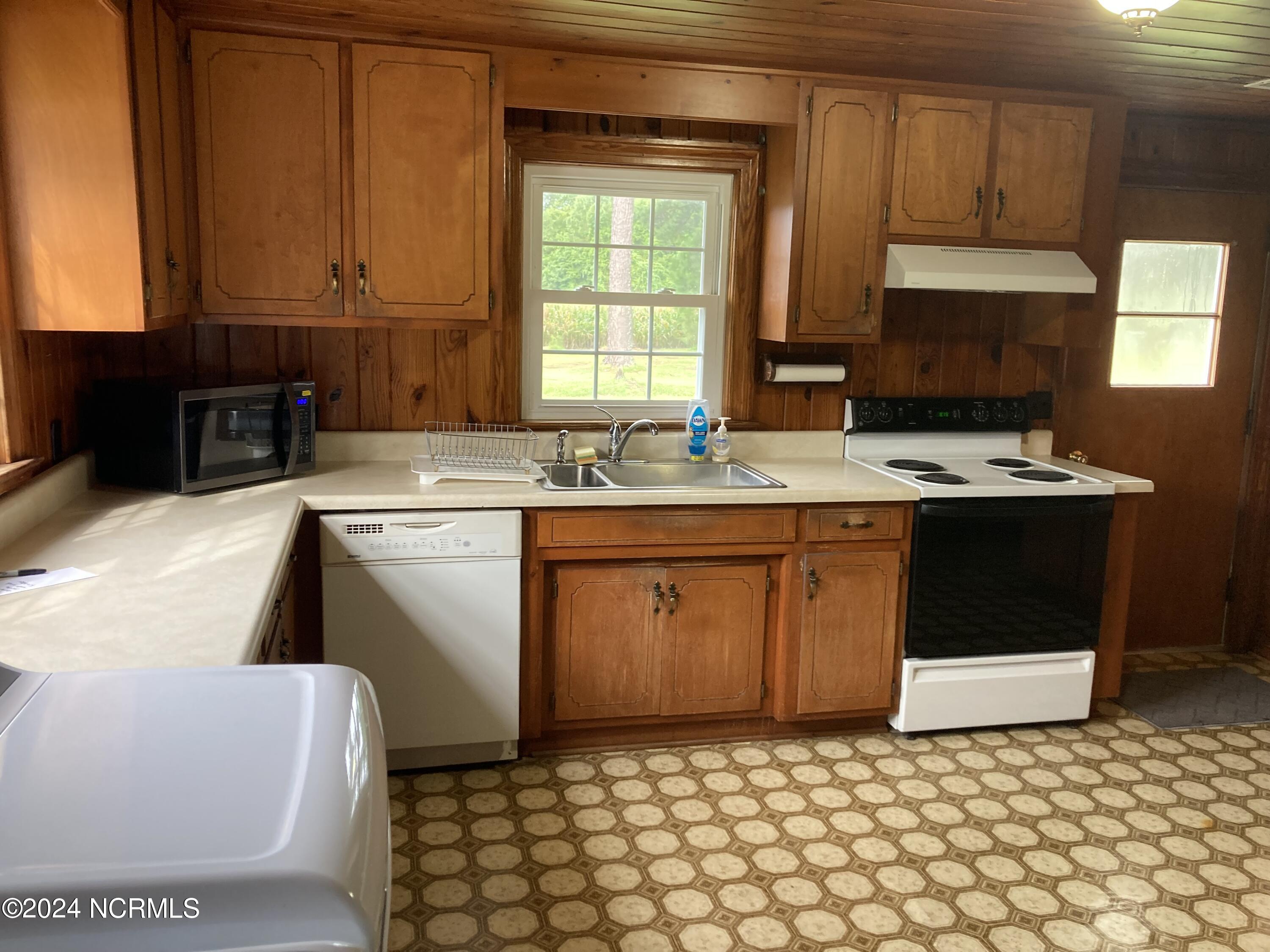 775 Shoo Fly Road New Bern, NC 28560 - Photo 6 of 18 Kitchen