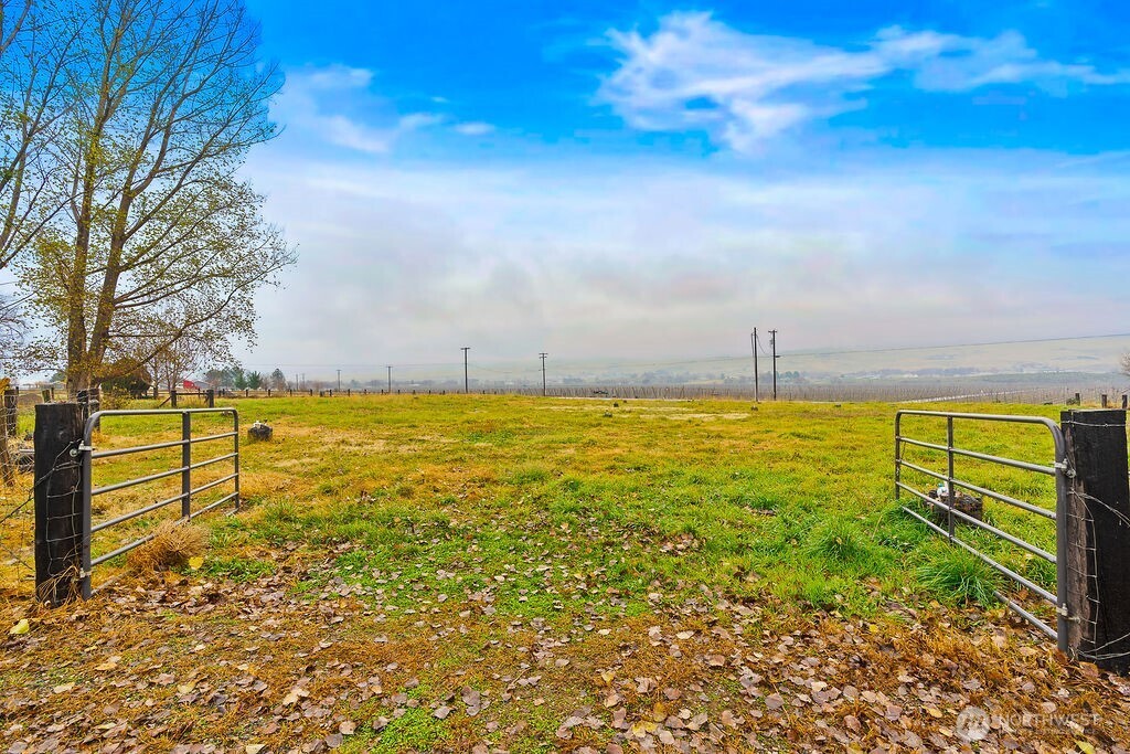 163106 West North River Road Prosser, WA 99350 - Photo 28 of 31 a view of an ocean with a house